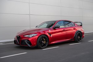 „Alfa Romeo“ pristatė įspūdingą galią išvystantį „Giulia GTA“: konkuruos su vokiečių gamintojais?