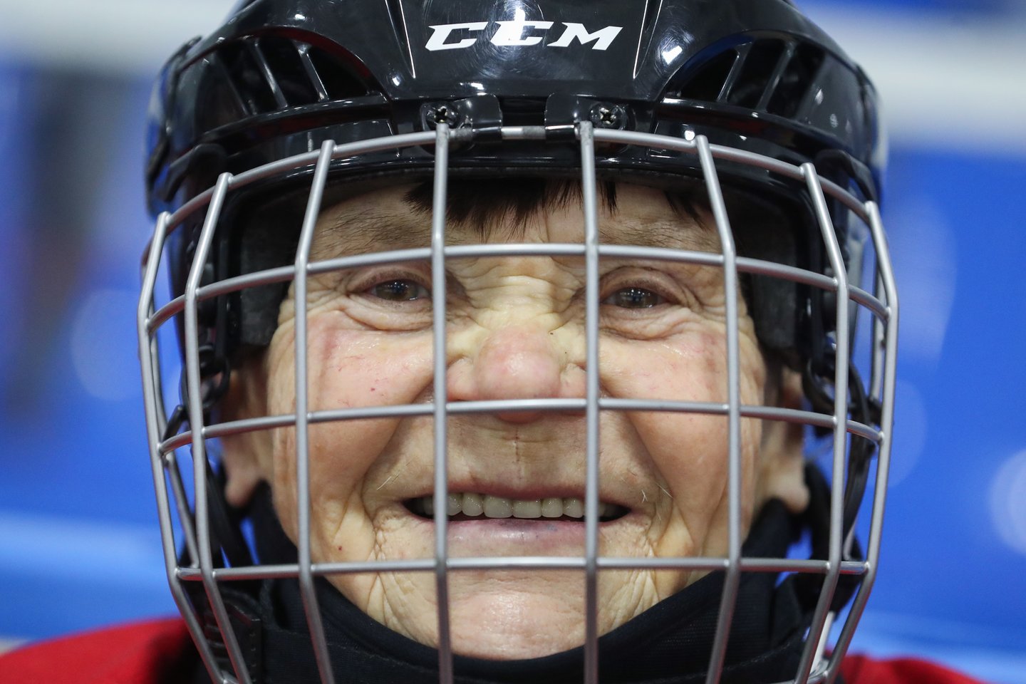 Valentina Fiodorova – 80-metė močiutė iš Rusijos, pradėjusi įgyvendinti savo svajonę žaisti ledo ritulį.<br> TASS/Scanpix nuotr.