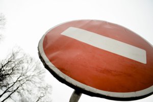 Sumokėjo tūkstančius, o prekių nesulaukė – kantrybės netekę prievaizdai užblokavo svetainę