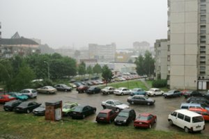 Vis daugiau vairuotojų žalas patiria prie namų: ką daryti radus apgadintą automobilį