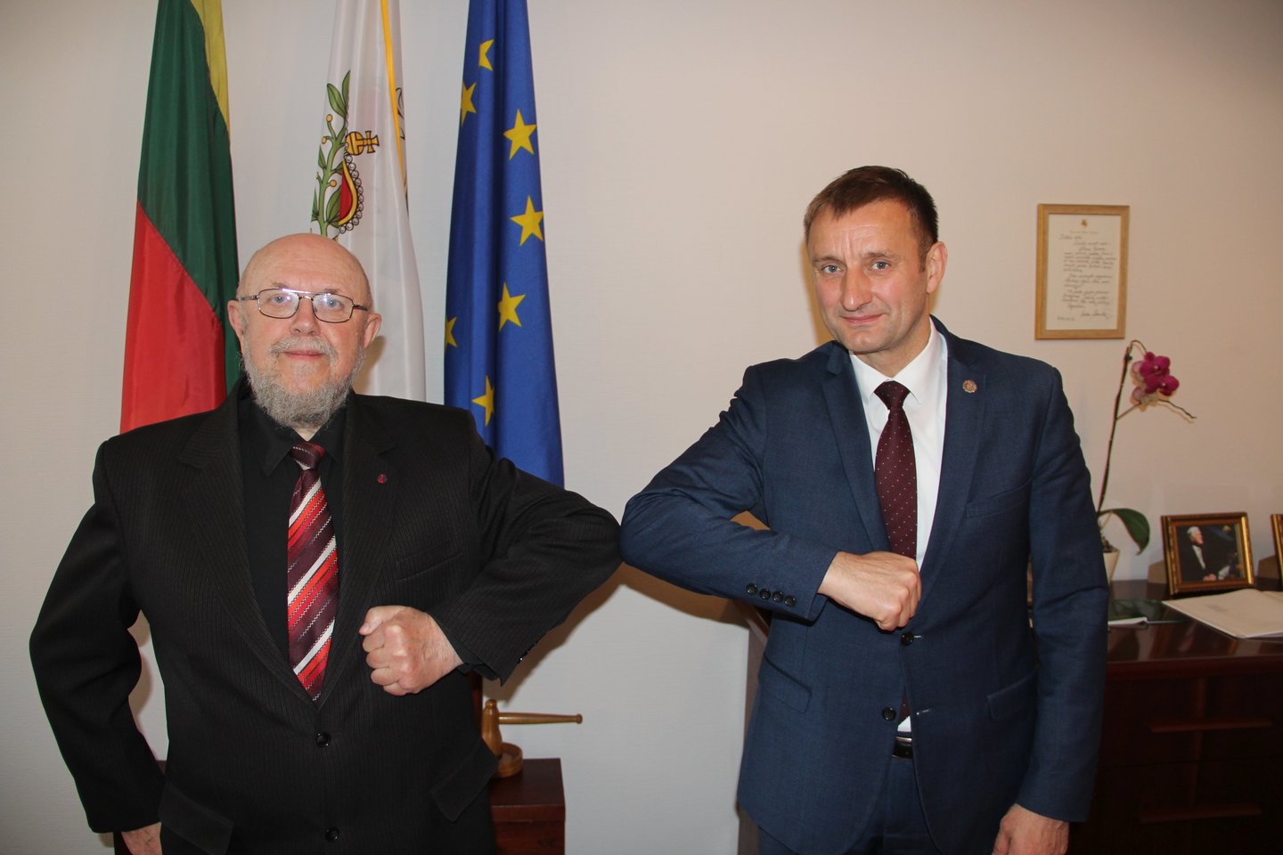  Su Šiaulių miesto meru A.Visocku alkūnėmis sukirtęs V.Puronas (kairėje) patvirtino prieš tai pasirašytą sutartį dėl „Geležinės lapės“ perdavimo Šiauliams.<br> J.Švėgždos nuotr.
