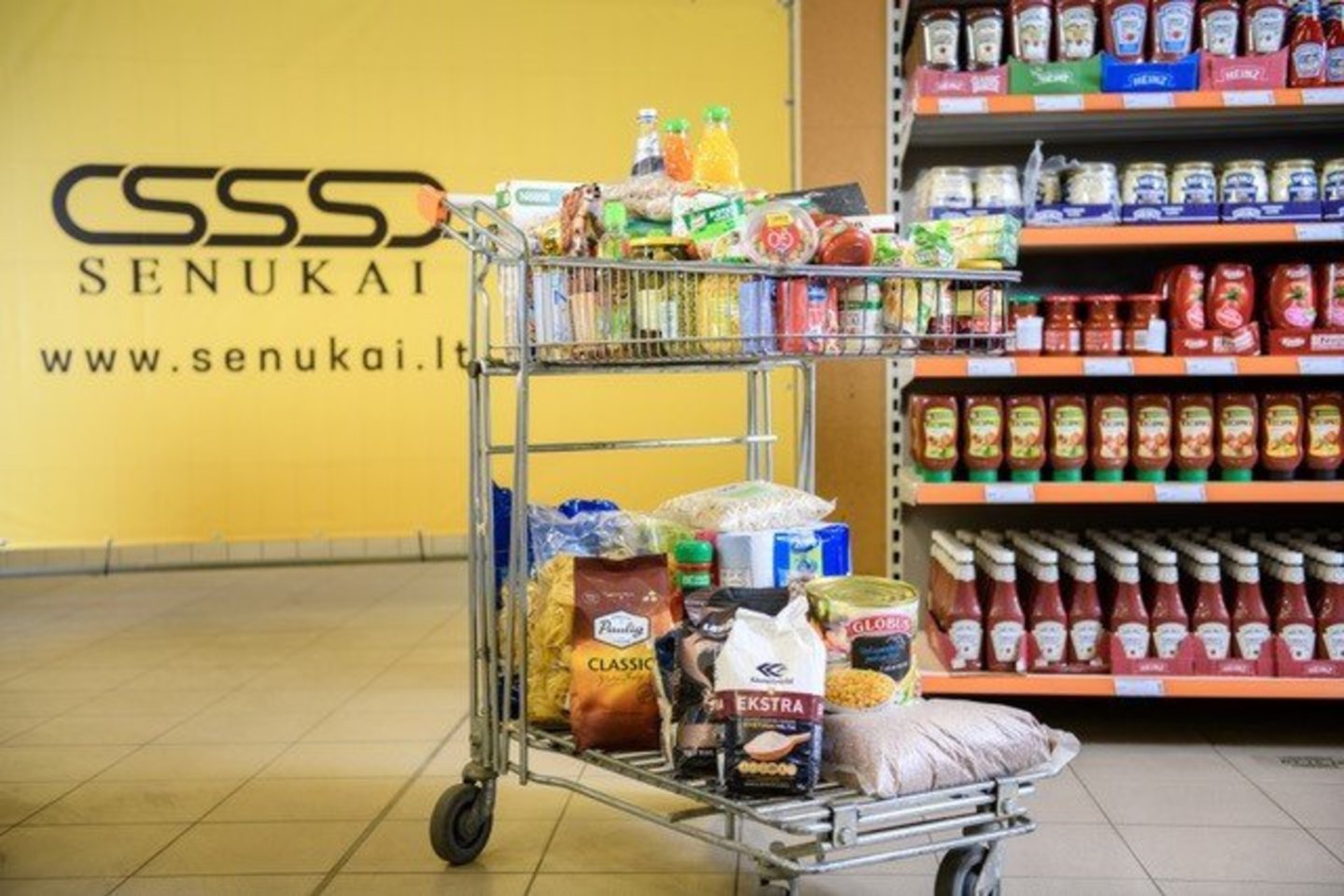 Įmonė, reaguodama į pokyčius rinkoje, antradienį asortimentą papildė ir ilgai negendančiais maisto produktais.<br>„Kesko Senukai“ nuotr.