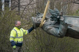Prahoje demontuotas prieštaringai vertinamas sovietų generolo I. Konevo paminklas