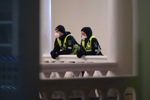 Izoliuotis priversti policininkai Vilniuje gauna vietas su vaizdu į šunų voljerus, klausosi jų cypimo