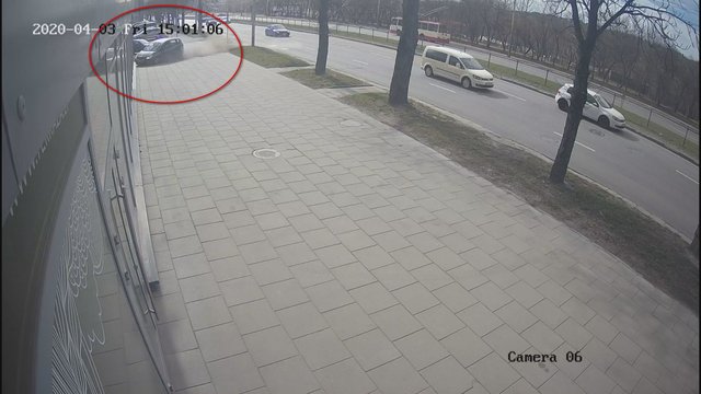 Avarija Vilniuje: automobilis įlėkė į parduotuvės vitriną