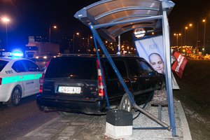 Rokiškio rajone girtas vairuotojas įvažiavo į autobusų stotelę