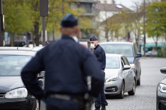 Prancūzijoje vyras mirtinai subadė du žmones, dar kelis sužeidė