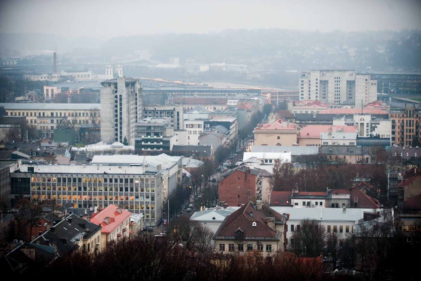  Nors Kauno gatvėse praeivių ir automobilių labai sumažėję, didesnė dalis kelininkų ir statybininkų neatostogauja.<br>J.Stacevičiaus nuotr.