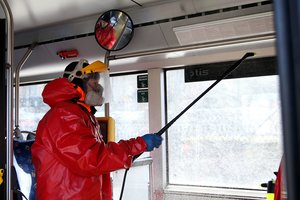 Tokio kuriozo nenumatė – dėl dezinfekcinio skysčio garų stojo troleibusai