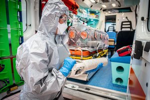 Sunkios kovos su koronavirusu greitai laimėti nepavyks: kas laukia ateityje?