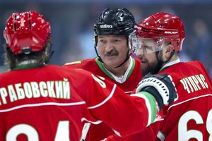 A. Lukašenka toliau šaiposi iš koronaviruso: ant ledo pasikvietė ir sūnų