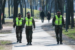 Lietuvoje 69 karantino nesilaikę asmenys sulaukė iš policijos triženklio „priminimo“