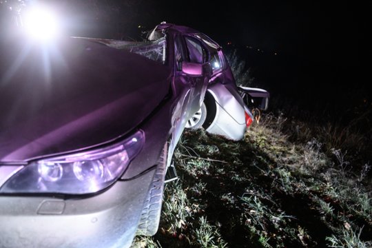 Jauna ir neblaivi vairuotoja avarijoje sužalojo draugę