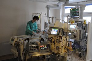 Sunkios būklės koronaviruso paciento iš Panevėžio gyvybę palaiko aparatas, kurių Lietuvoje – tik 6