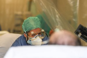 Oficialu: Santaros klinikos patvirtino, kad pas juos mirė trylikta koronaviruso auka Lietuvoje