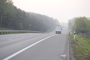 Šalies kelių dangos daugiausia sausos, tik vietomis yra drėgnų kelių ruožų
