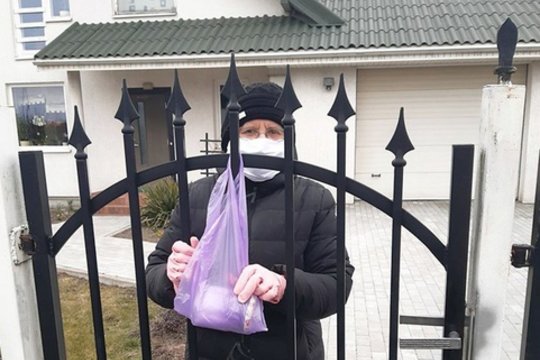 Lietuvių gerumas: nemokamai siuva kaukes ir palieka prie žmonių namų