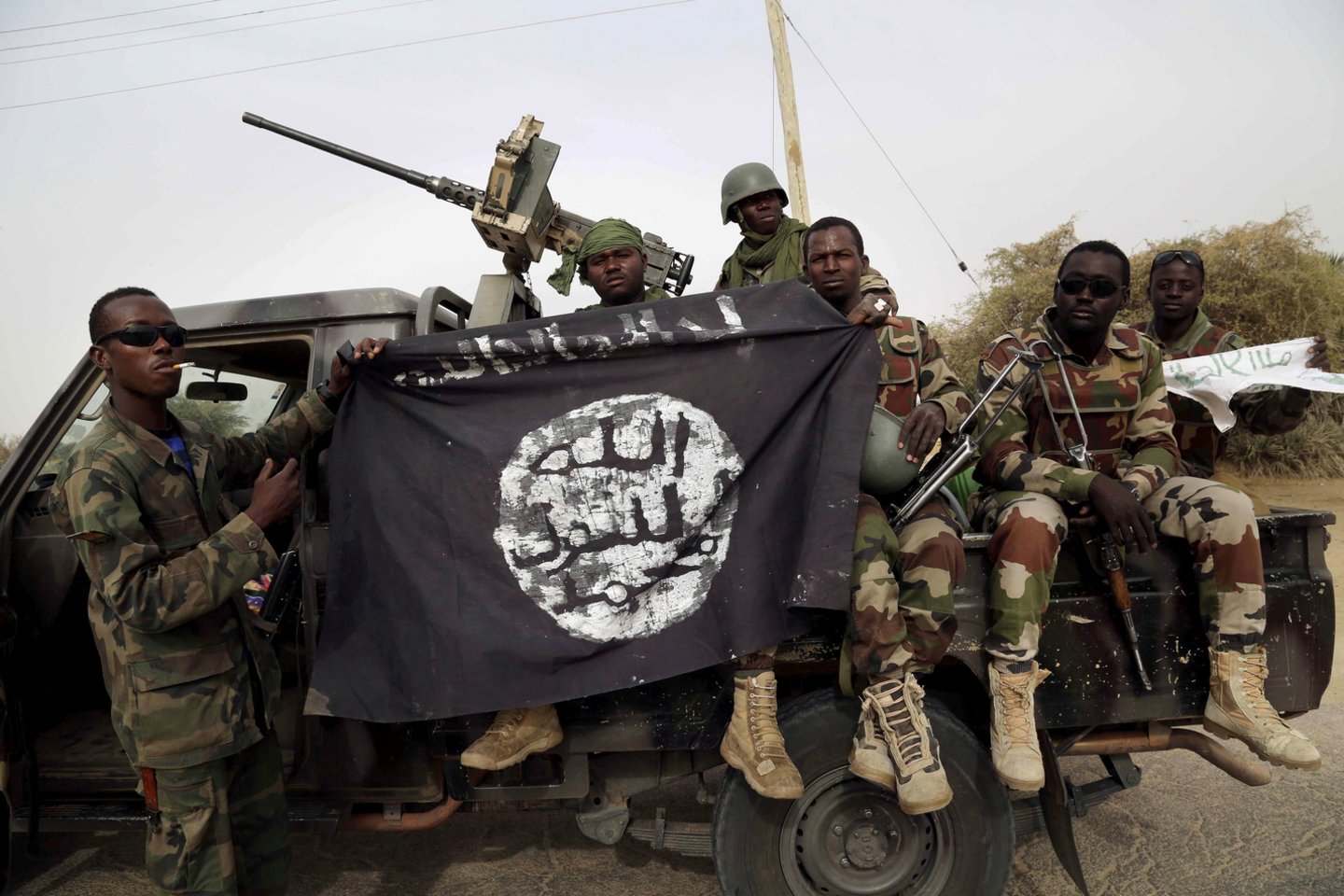 Kamerūno šiaurėje septyni žmonės žuvo sekmadienį susisprogdinus dviem mirtininkams, kaip įtariama, priklausiusiems Nigerijos džihadistų grupuotei „Boko Haram“, pranešė policija ir vienas vietos pareigūnas.<br>Reuters/Scanpix nuotr.