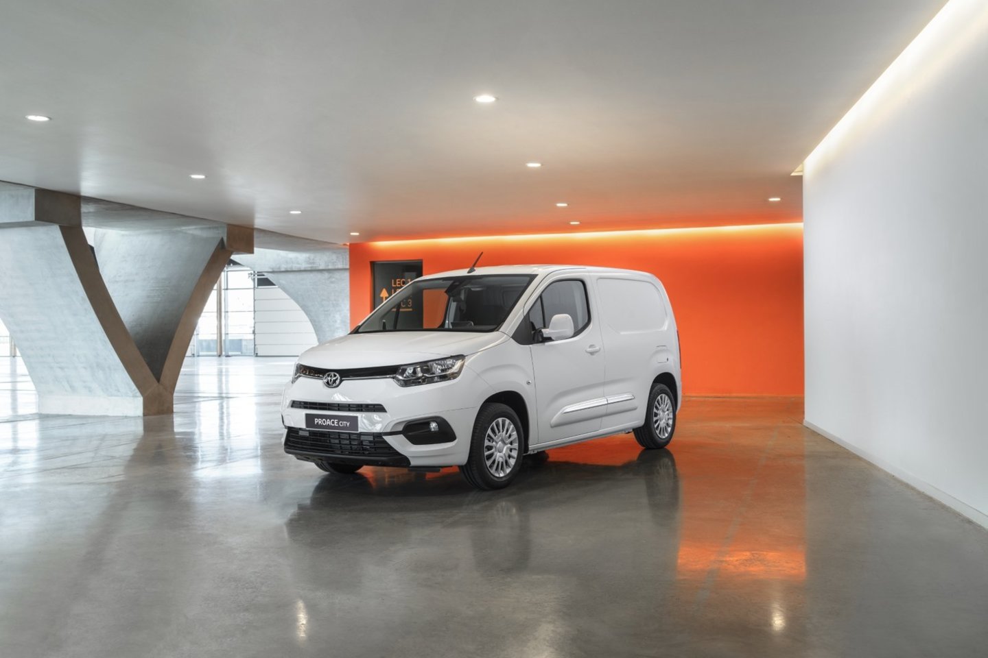 Pristatytas naujas keleivinis „Toyota Proace City Verso“.<br> Gamintojo nuotr.