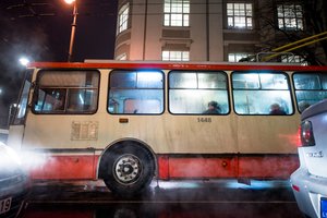 Karantino metu viešojo transporto keleivių didžiuosiuose miestuose sumažėjo beveik 80 proc.