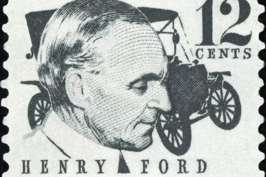 1947 m. mirė amerikiečių inžinierius ir pramoninkas, automobilių konstruktorius Henry Fordas (83 m.). Savo automobilių gamybos bendrovėje „Ford Motor“ pirmasis įdiegė surinkimo konvejerį.