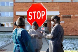 Medikai – apie darbą karščiavimo klinikoje: 6 val. negali naudotis tualetu ir atsigerti