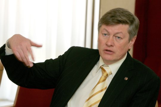 2006 m. dėl Seimo kanceliarijos privilegijų skandalo iš Seimo pirmininko pareigų atleistas Artūras Paulauskas.<br>R.Jurgaičio nuotr.