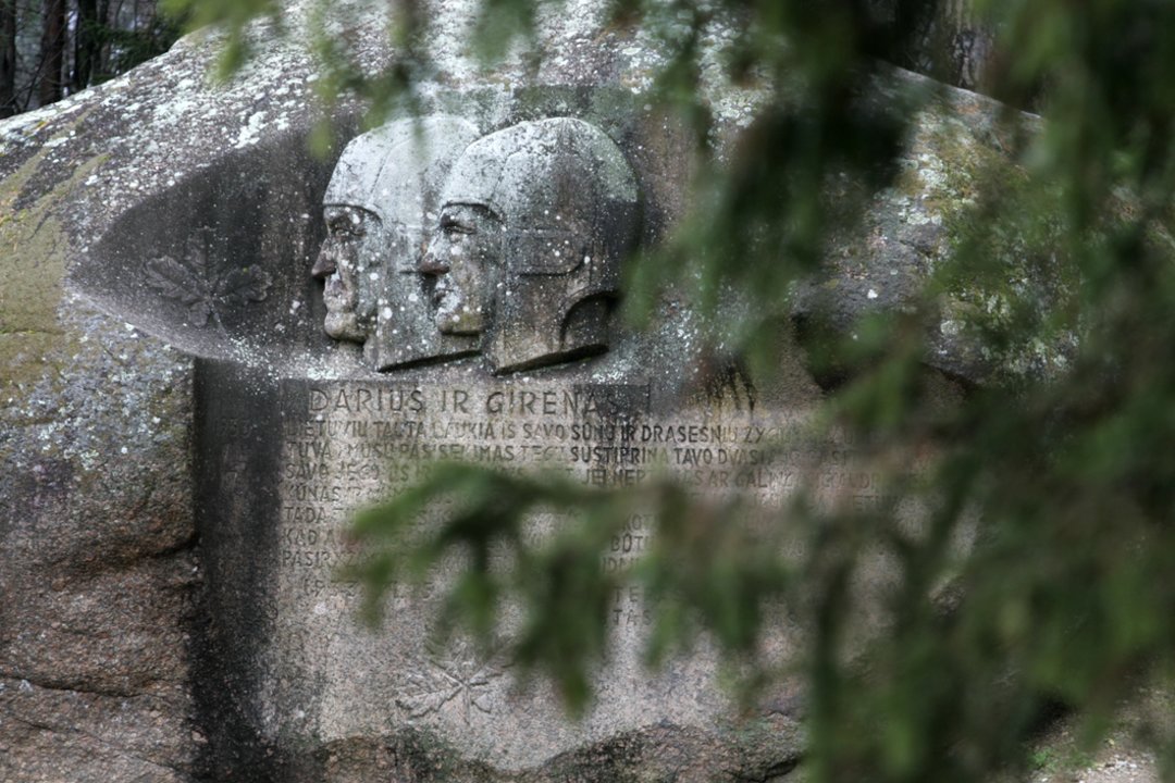 1959 m. mirė skulptorius Bronius Pundzius (51 m.). Ant Puntuko akmens iškalė S. Dariaus ir S. Girėno bareljefinius portretus.<br>V.Balkūno nuotr.