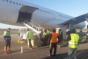 Užsakomuoju reisu iš Kinijos atgabeno medicininių kaukių ir vienkartinių pirštinių