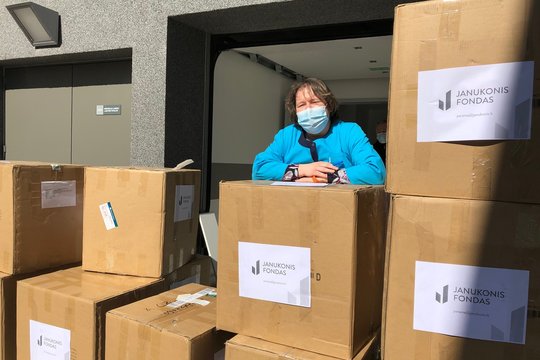 ICOR pristatė 1000 apsauginių kostiumų Vilniaus medikams