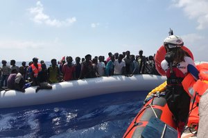 Gelbėjimo laivas su 150 migrantų desperatiškai ieško uosto prisišvartuoti