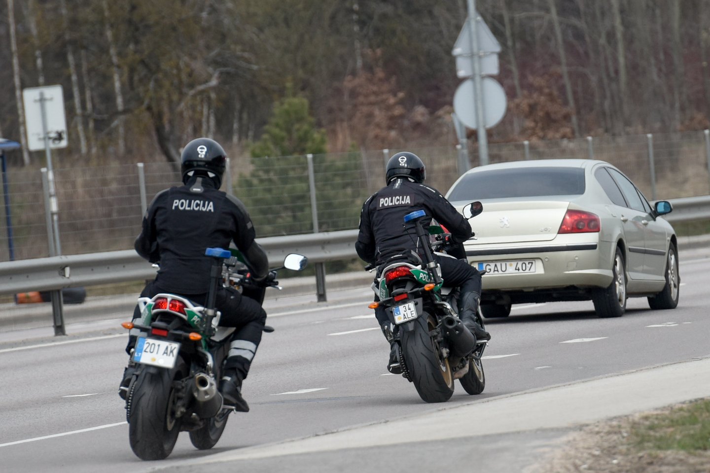 Lietuvos policija iš peties užsimojo kovoti su greičio viršytojais – šįkart jų išskirtinio dėmesio sulaukė motociklininkai.<br>D.Umbraso nuotr.