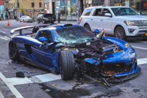 Bene milijono verta avarija: retą „Gemballa Mirage GT“ modelį suknežino abejotinų įgūdžių vairuotojas