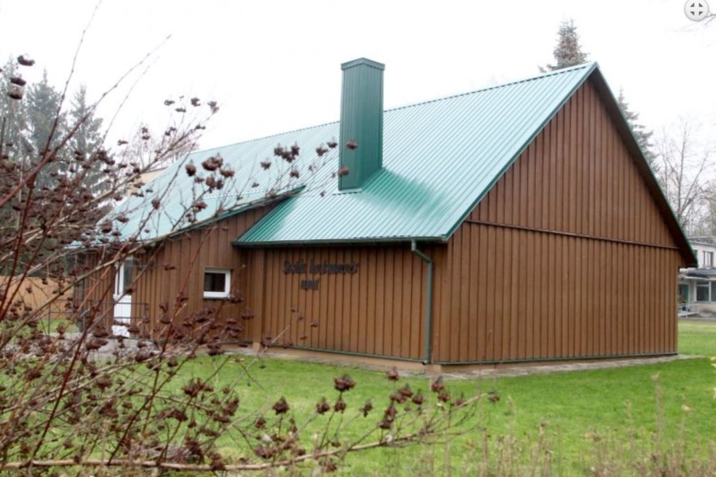 Į renovuotus bendruomenės namus renkasi gausi bendruomenė.<br>A.Švelnos nuotr.