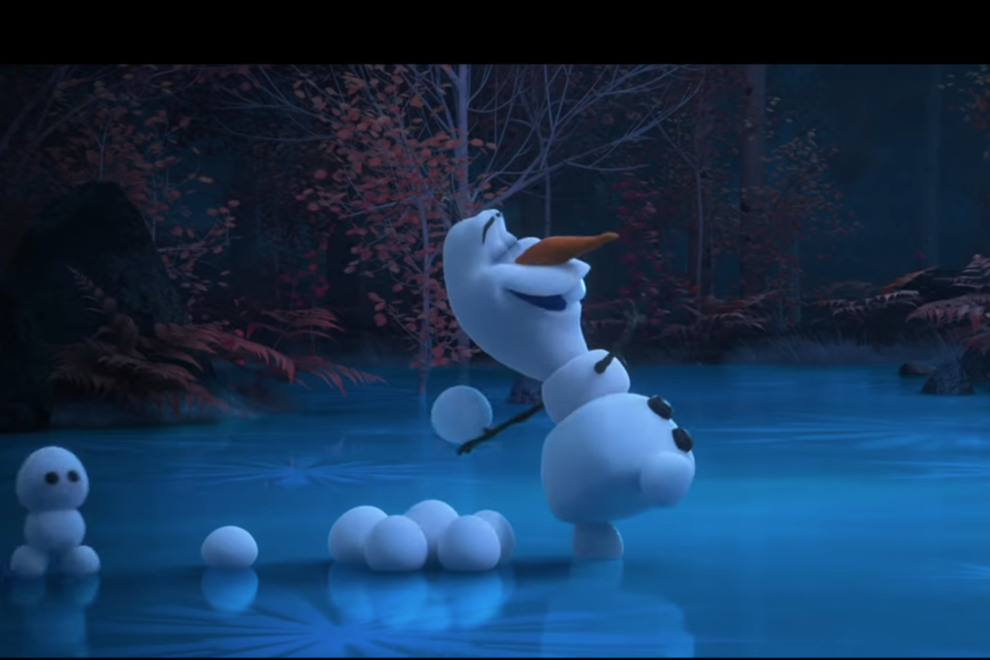  Pirmame epizode Olafas į mišką mėto sniego gniūžtes.<br> „Disney“ nuotr.