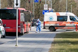 Specialistai skubiai ieško kartu keliavusių su iš Santaros klinikų pabėgusia sergančia moterimi