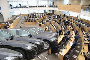 Lietuvą surakinęs karantinas Seimą tik pristabdė: valdiški automobiliai suka tūkstančius kilometrų
