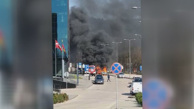 Užfiksuota: Vilniuje liepsnos suniokojo prabangų automobilį