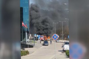 Vilniuje užsiliepsnojo BMW: vairuotojas spėjo pasišalinti