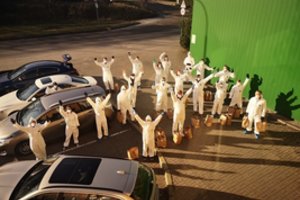 SBA darbuotojai nupirko ir išdalijo per 1000 maisto krepšelių senoliams