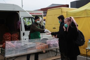 Prekyvietėse ir turgavietėse – smarkiai sumažėję klientų srautai, prašo sušvelninti reikalavimus