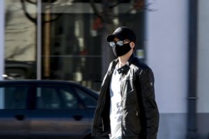 Apsauginių kaukių poreikio Lietuvoje patenkinti neįmanoma – siūlo keisti kitomis priemonėmis