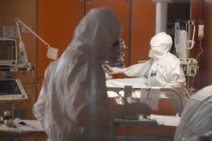 Santaros klinikose – jau 200 koronavirusu sergančiųjų ligų istorijų: infekcija labai sunki