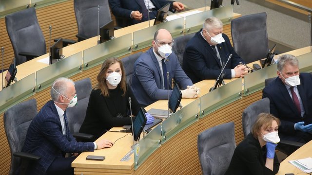Parlamentarai pietavo Seime: aiškinamasi, ar nepažeistos karantino taisyklės