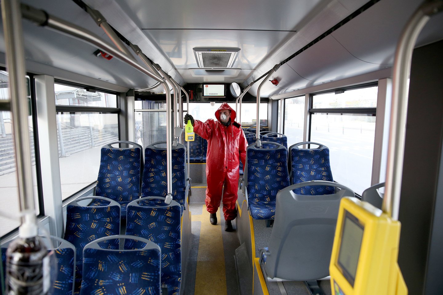 Dezinfekuojami autobusai ir troleibusai.<br>R.Danisevičiaus nuotr.