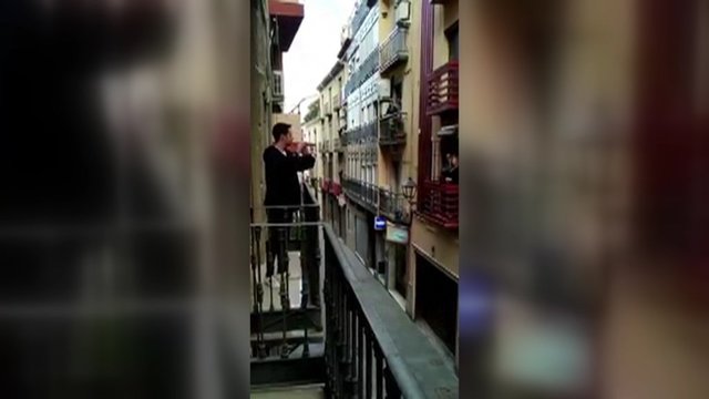 Ispanijos gatvėse toliau skamba muzika – taip perduoda svarbią žinią