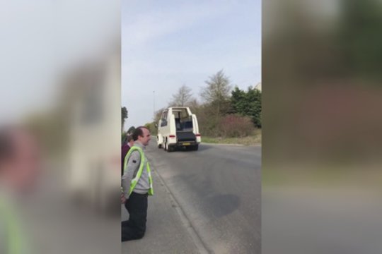 Airijoje kunigo palaiminimo žmonės laukė klūpėdami gatvėje 