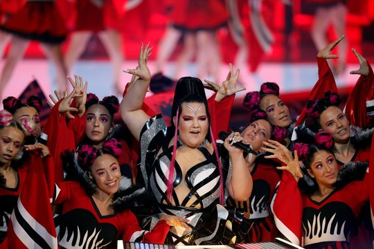 Nosį užrietusią Nettą Barzilai atsikvošėti privertė nusigręžę draugai 