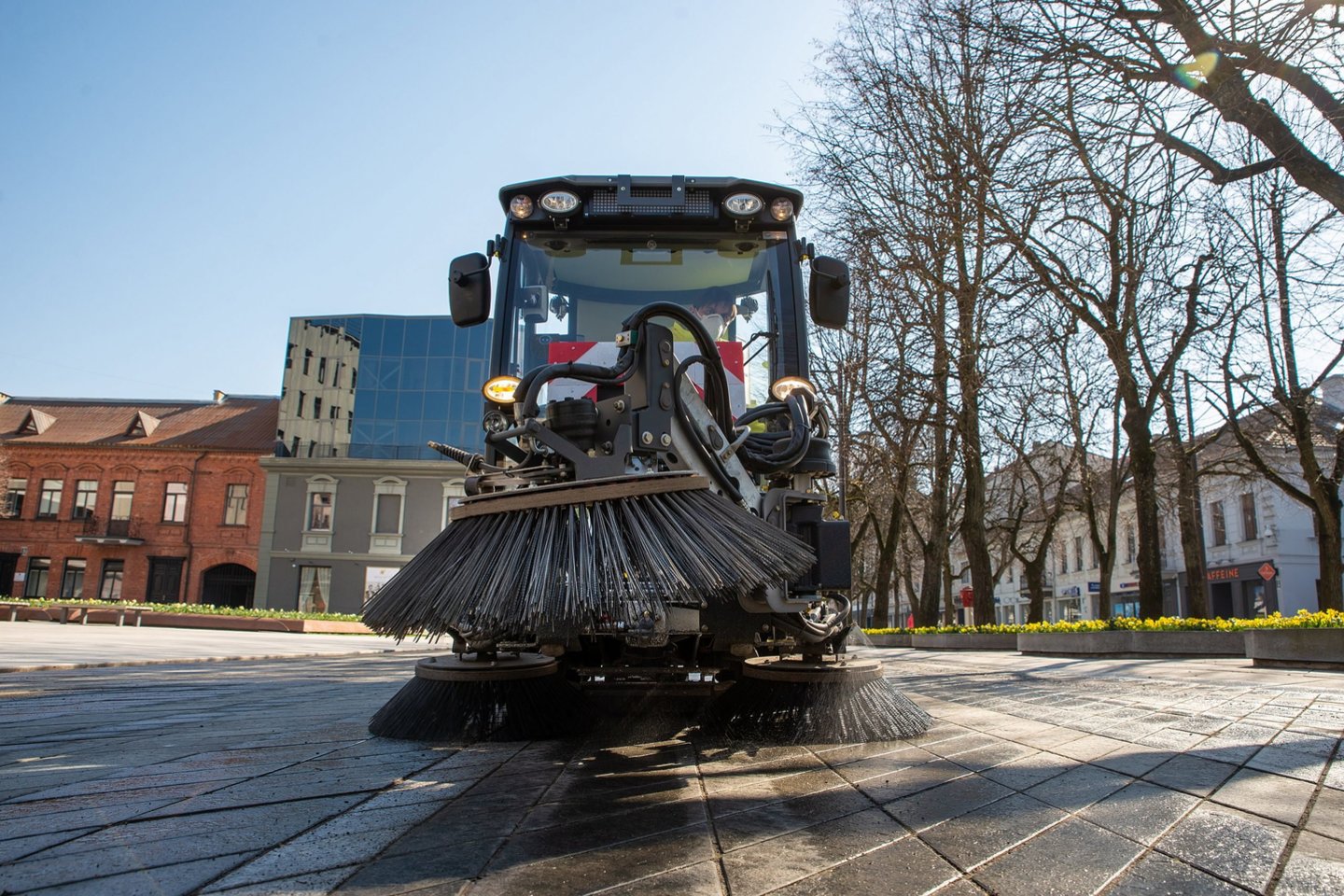 Jau pirma balandžio savaitė parodė, kad Kauno investicija į valymo techniką yra laiku ir vietoje.<br> Kauno miesto savivaldybės nuotr.