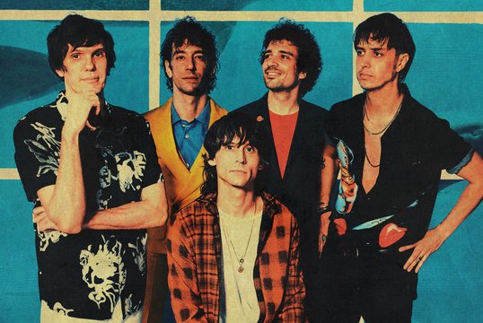 Kultiniai „The Strokes“ septynerius metus lauktą albumą pristatė vaizdo konferencijose